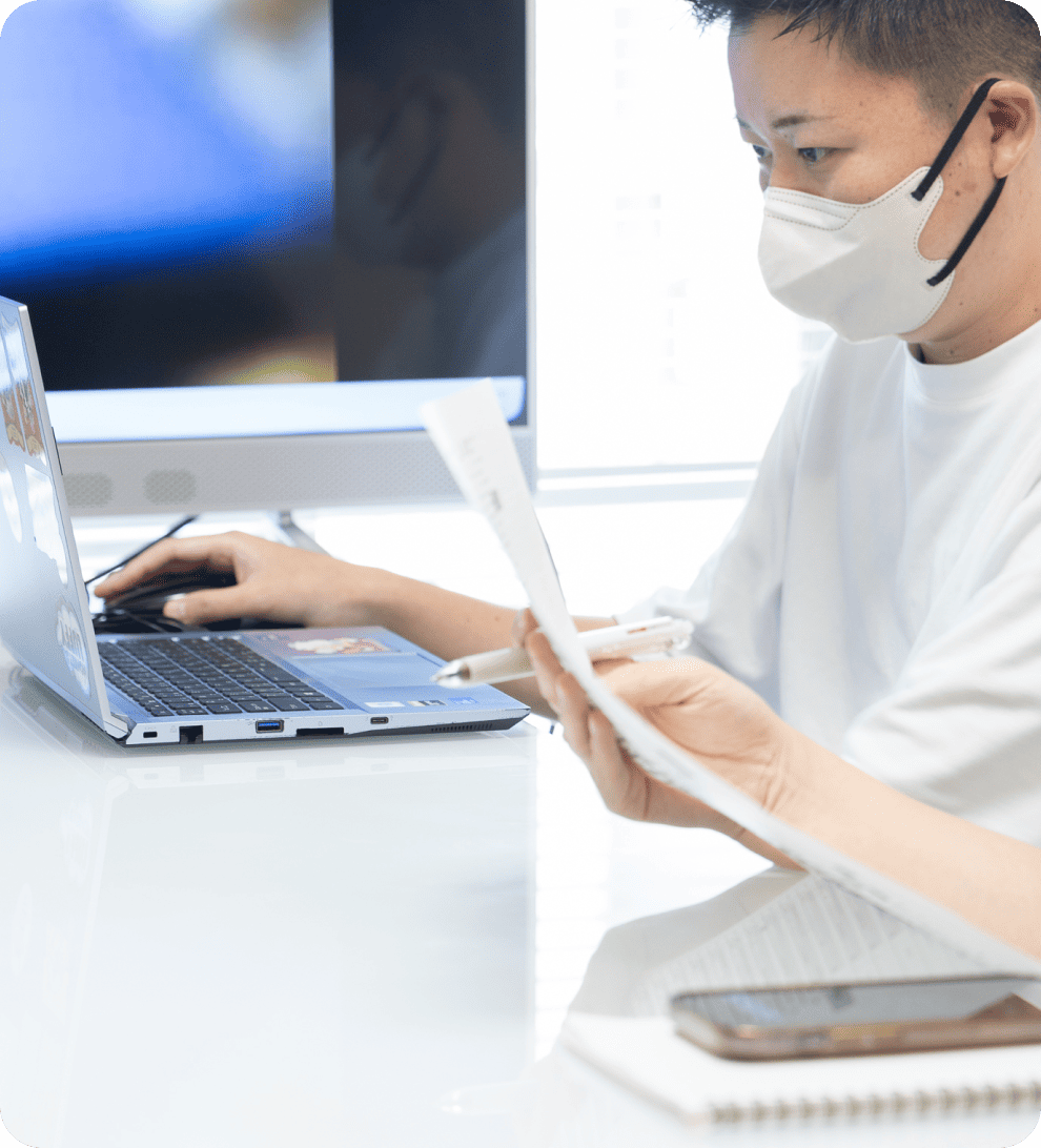 パソコンで作業中