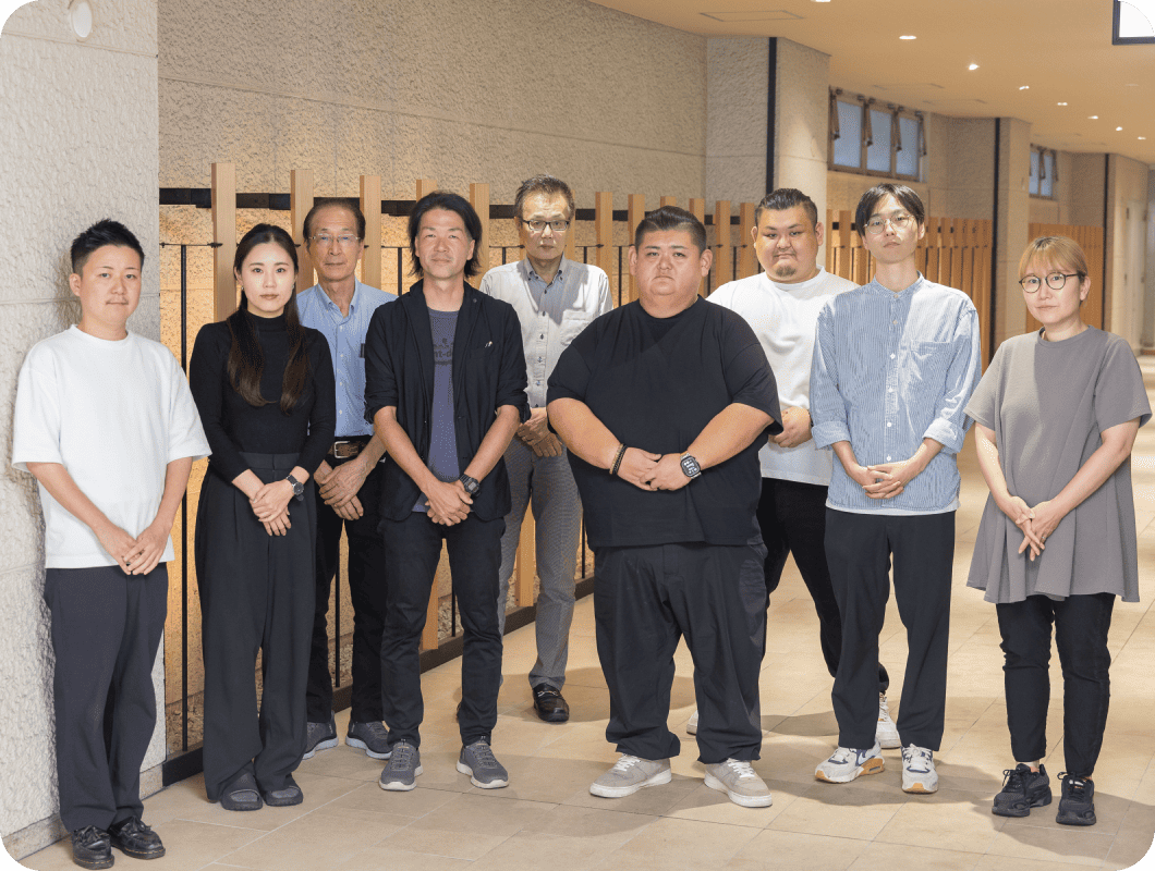 図面を見ているシーン