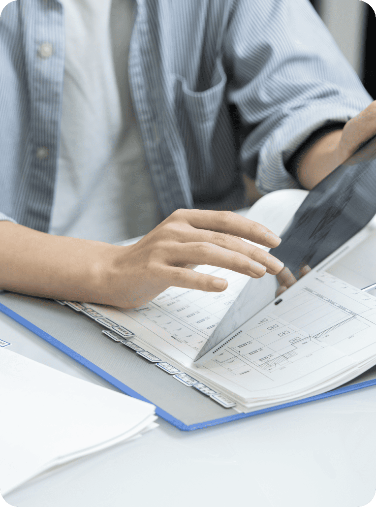 図面を見ているシーン