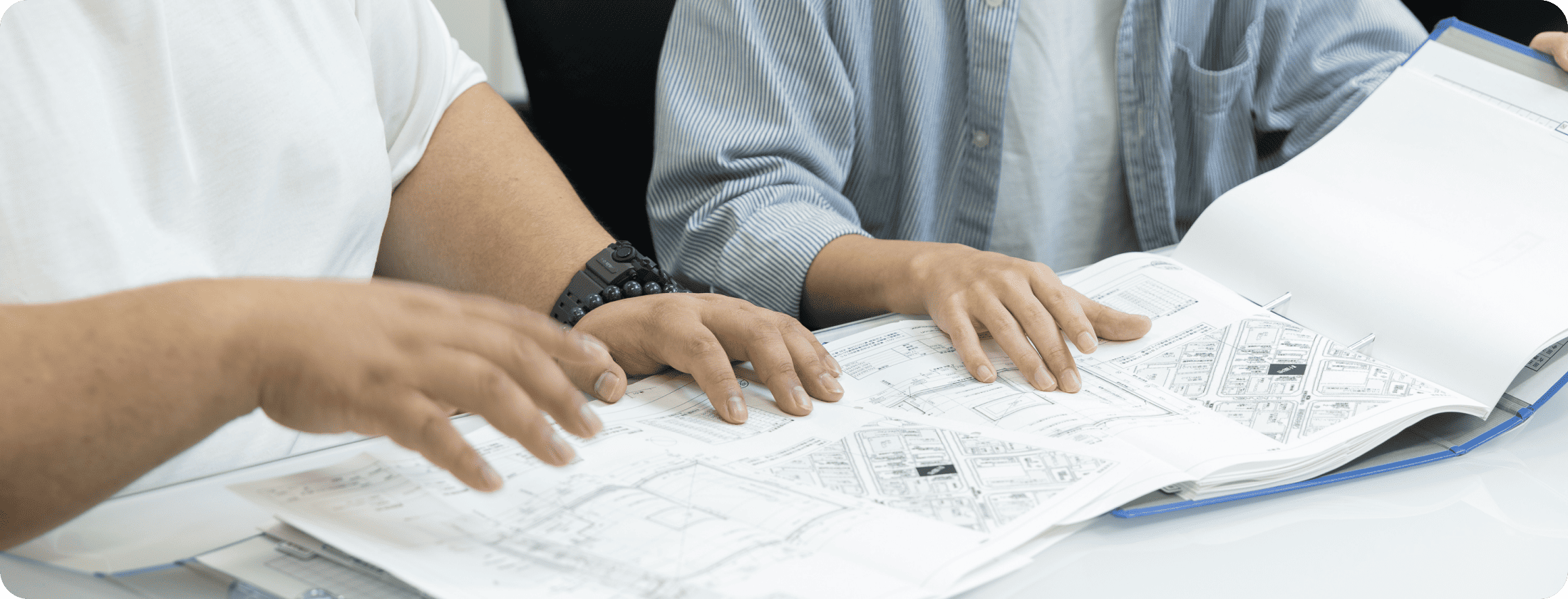 現場で書類を確認しているシーン